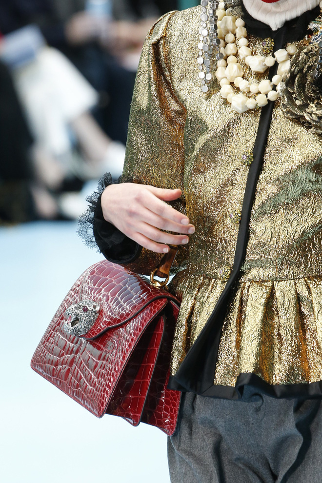 Show mới của Gucci dị quên lối về: Người mẫu ôm... thủ cấp để catwalk, kẻ lại vác nguyên con rồng